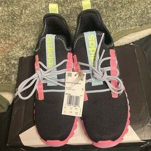 adidas JQ7348 Kaptir Flow K Sneaker Unisex Big Kid 6.5, Black/Yellow/Clear Sky